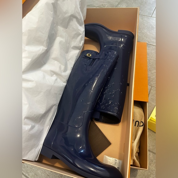 LOUIS VUITTON RAIN BOOTS - Picture 4 of 6